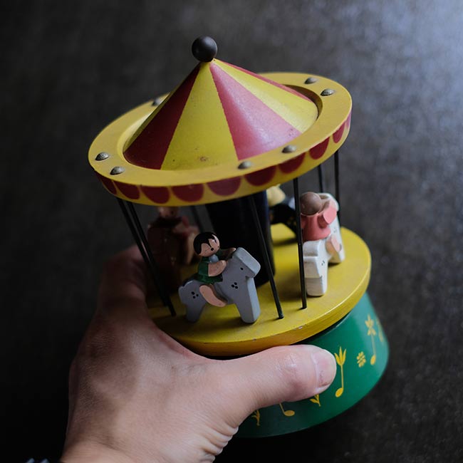 木製のメリーゴーランド