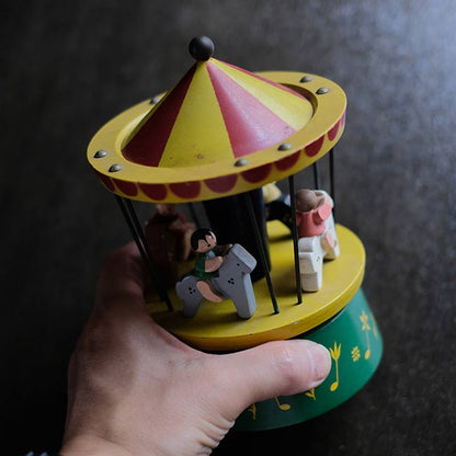 木製のメリーゴーランド