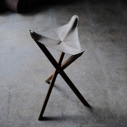 Three-legged folding chair