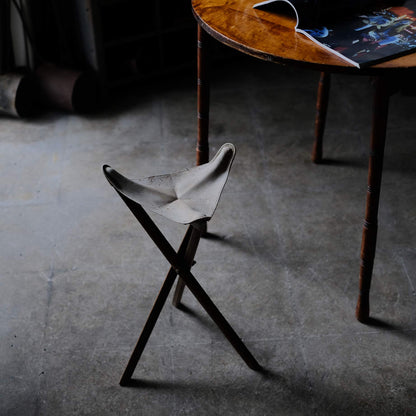Three-legged folding chair