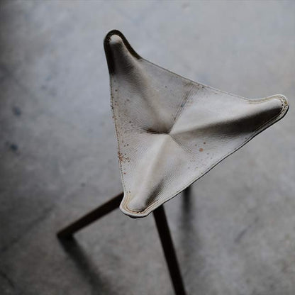 Three-legged folding chair