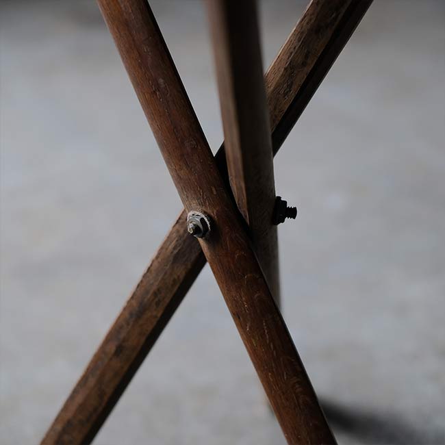 Three-legged folding chair