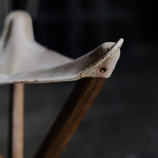 Three-legged folding chair