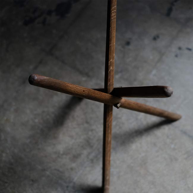 Three-legged folding chair