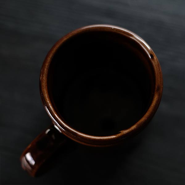 ブラウンのコーヒーマグ