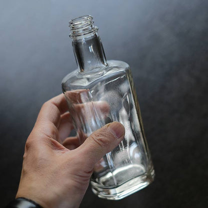 分厚いガラスボトル