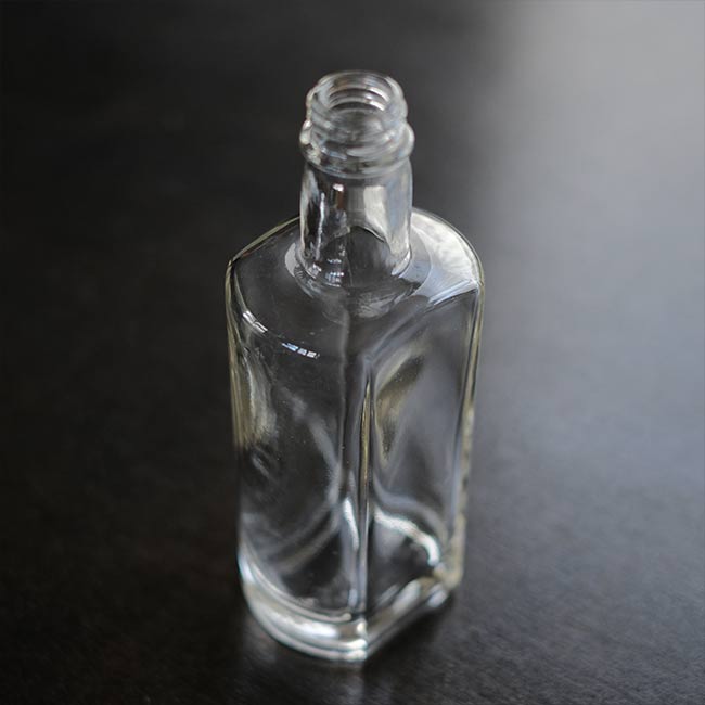 分厚いガラスボトル