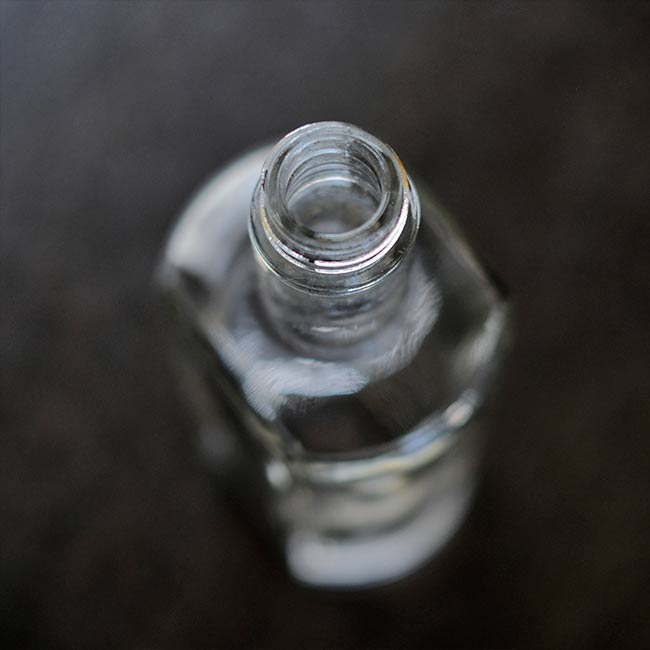 分厚いガラスボトル