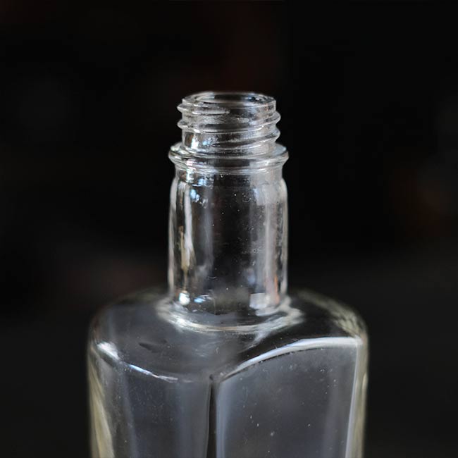分厚いガラスボトル