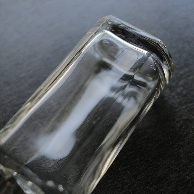 分厚いガラスボトル