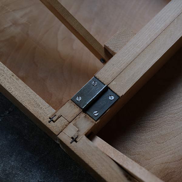 Folding coffee table