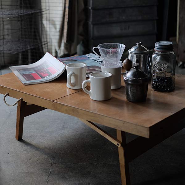 Folding coffee table