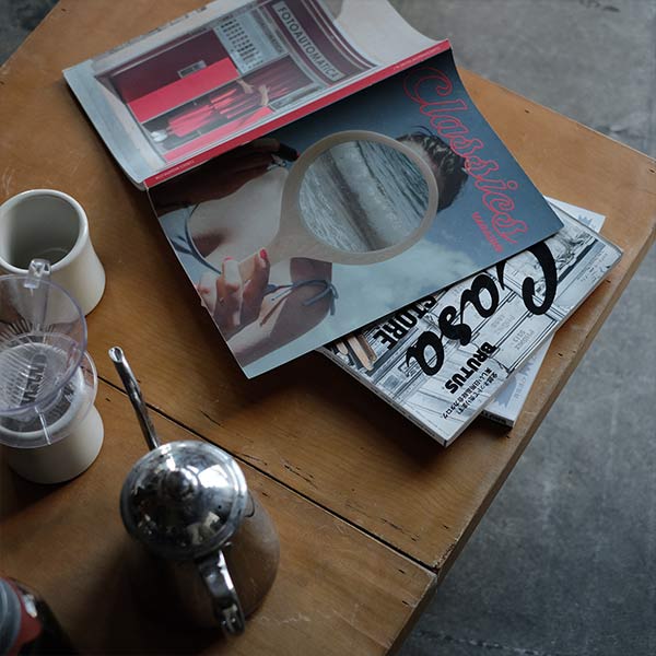 Folding coffee table