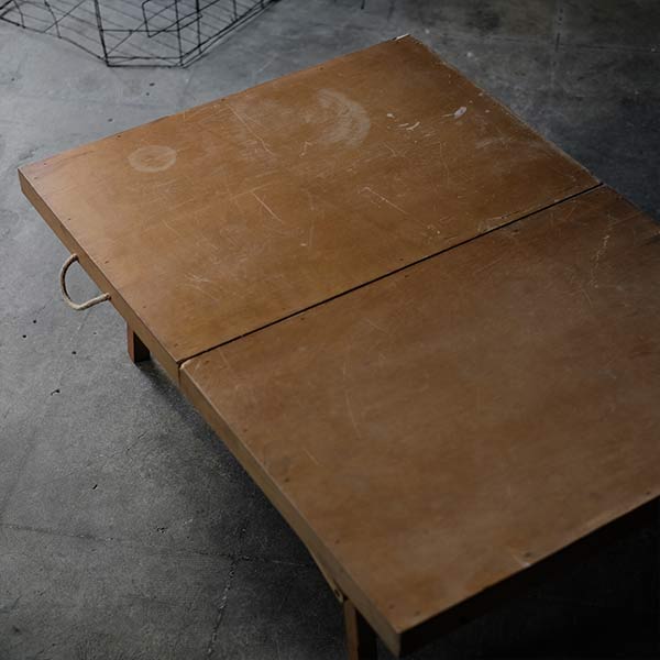 Folding coffee table