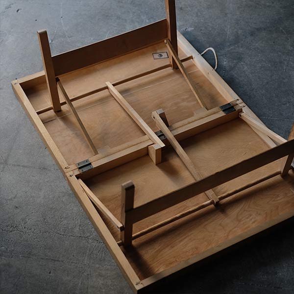 Folding coffee table