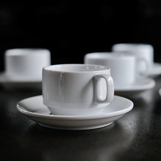 スタッキングできる白磁のカップ＆ソーサー