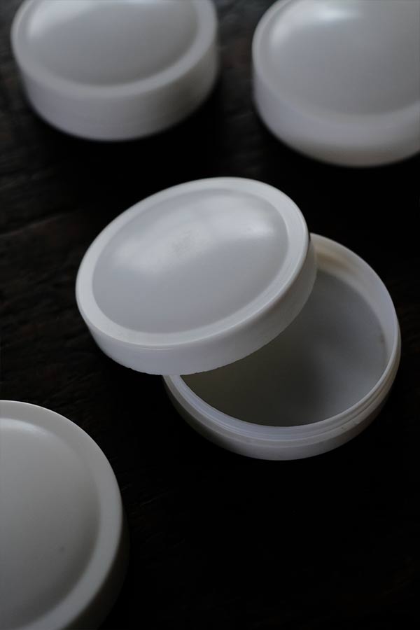 プラスチックの軟膏入れ （未使用品）