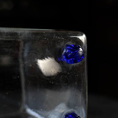 青い脚の付いた水槽
