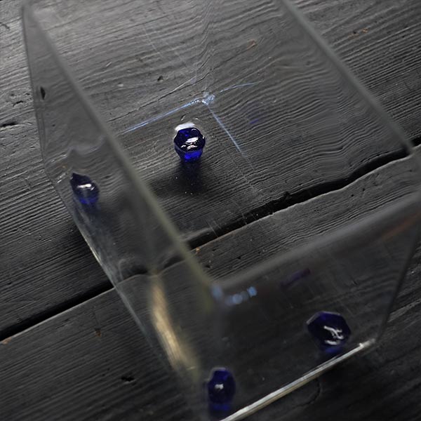 青い脚の付いた水槽