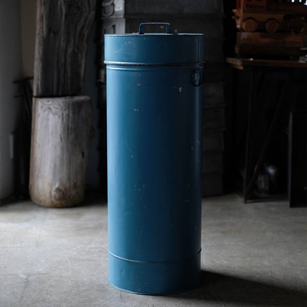 cylindrical tin container