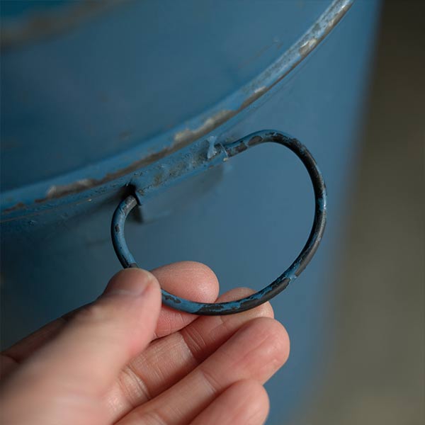 cylindrical tin container