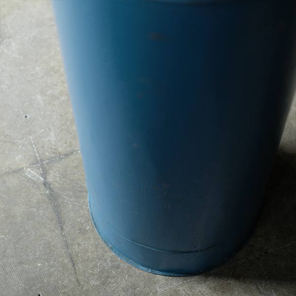 cylindrical tin container