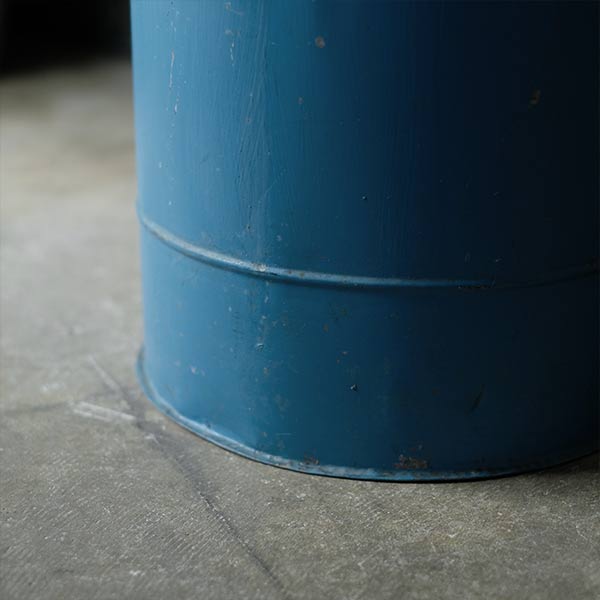 cylindrical tin container