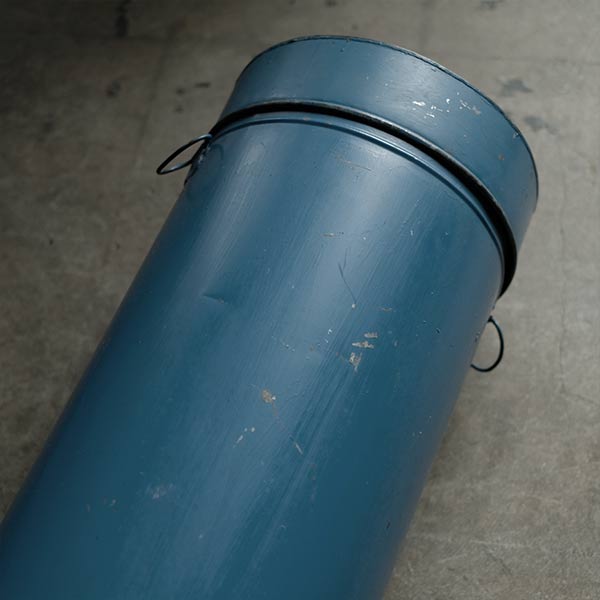 cylindrical tin container