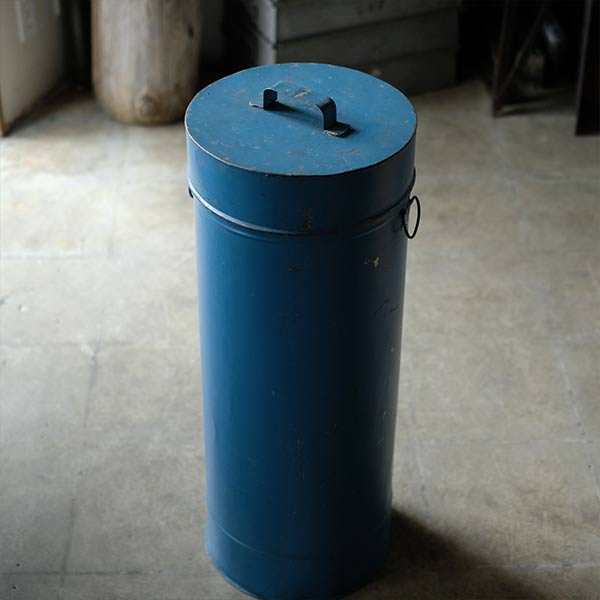 cylindrical tin container