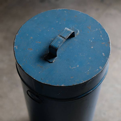 cylindrical tin container