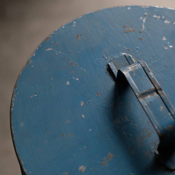 cylindrical tin container
