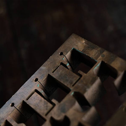 型を抜いた銅のブロック