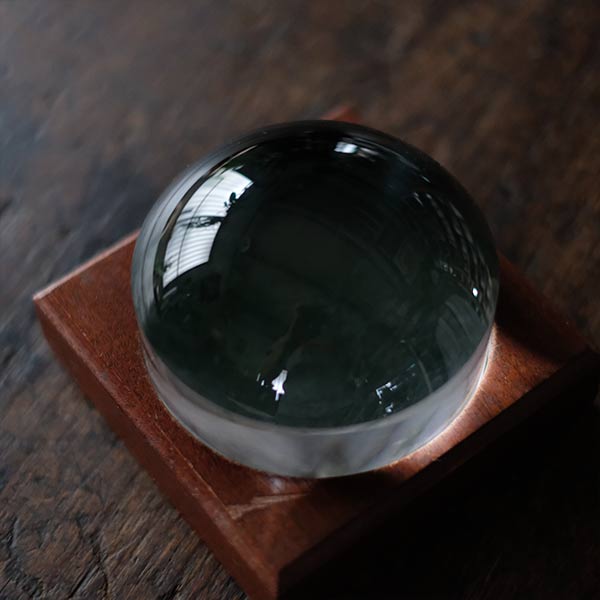 Large dome-shaped tabletop magnifying glass (with base)
