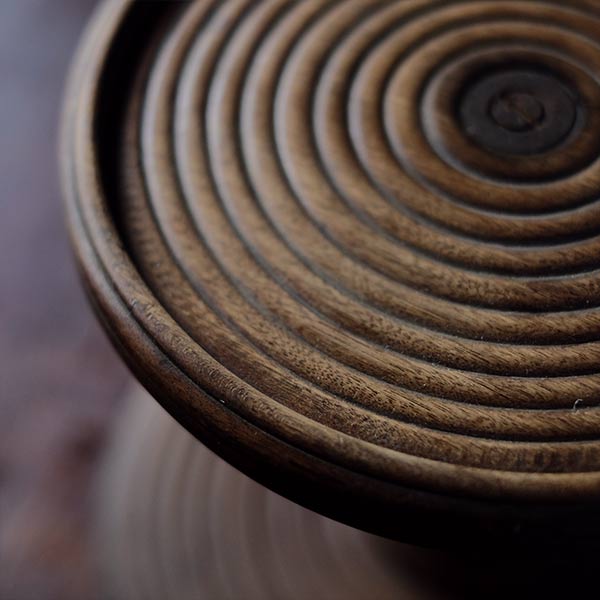 A distorted Showa-era electric fan stand