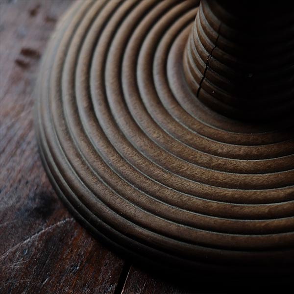 A distorted Showa-era electric fan stand