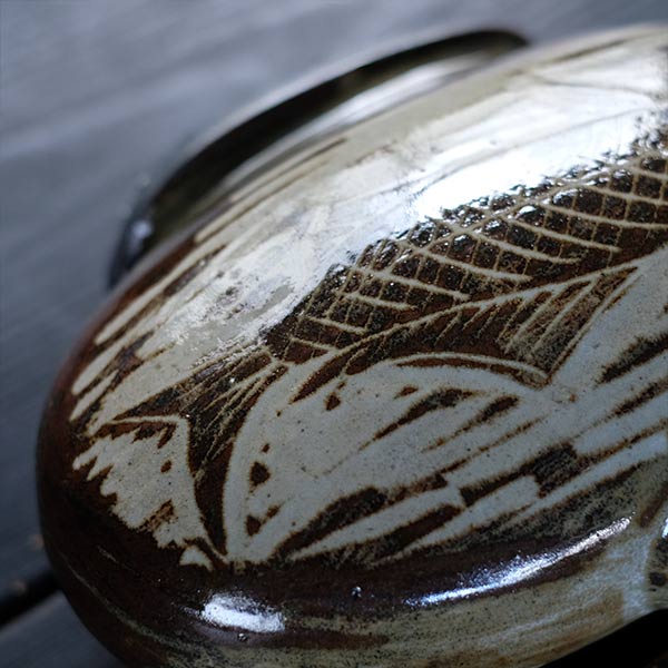 Iron glaze fish pattern flat jar