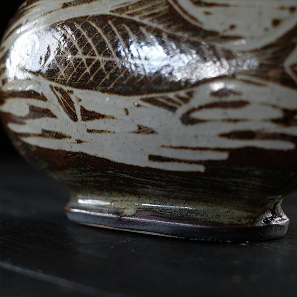 Iron glaze fish pattern flat jar