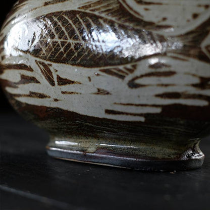 Iron glaze fish pattern flat jar