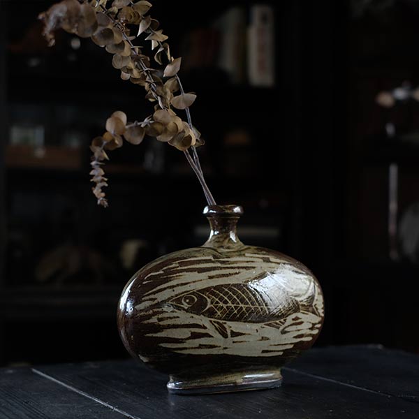 Iron glaze fish pattern flat jar