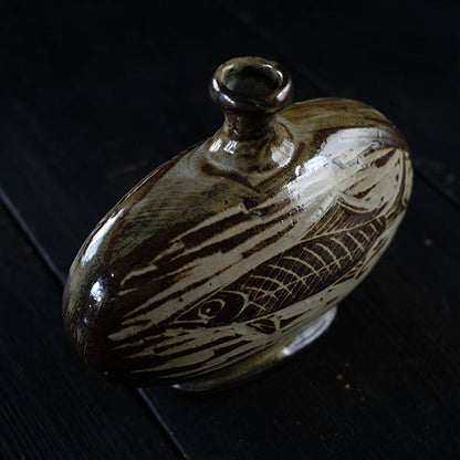 Iron glaze fish pattern flat jar