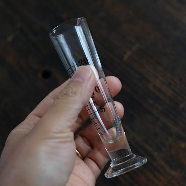 小さなメスシリンダー 20ml