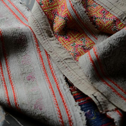 刺繍で埋められたモン族の帯布