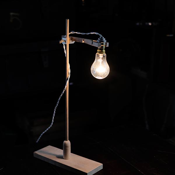 裸電球のスタンドライト