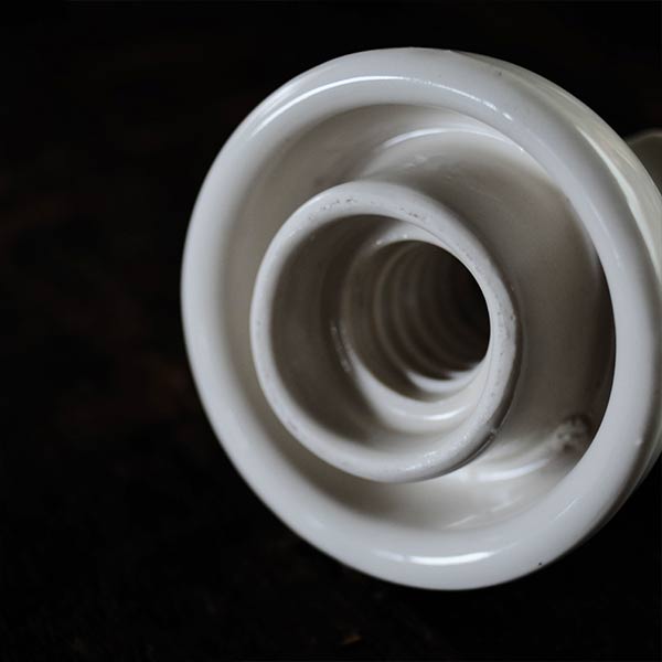 Victor Insulators Co. 磁器製の碍子（ガイシ）