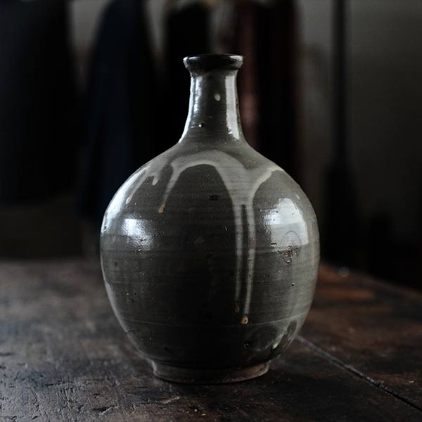 Karatsu Kuromuta Kiln Flowing Sake Bottle