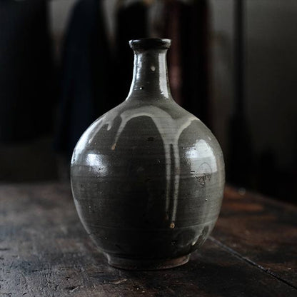 Karatsu Kuromuta Kiln Flowing Sake Bottle