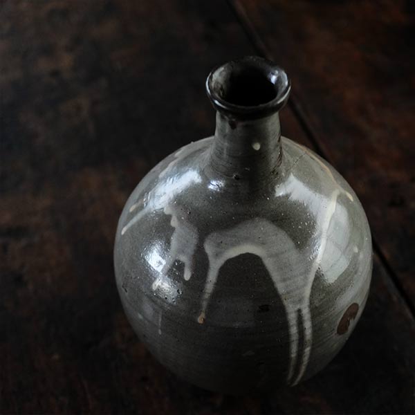 Karatsu Kuromuta Kiln Flowing Sake Bottle