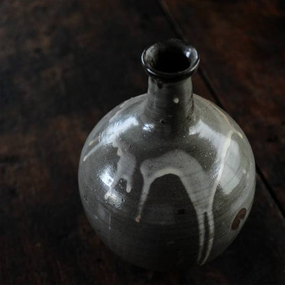 Karatsu Kuromuta Kiln Flowing Sake Bottle