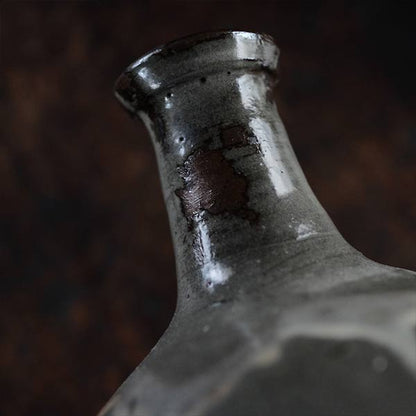 Karatsu Kuromuta Kiln Flowing Sake Bottle