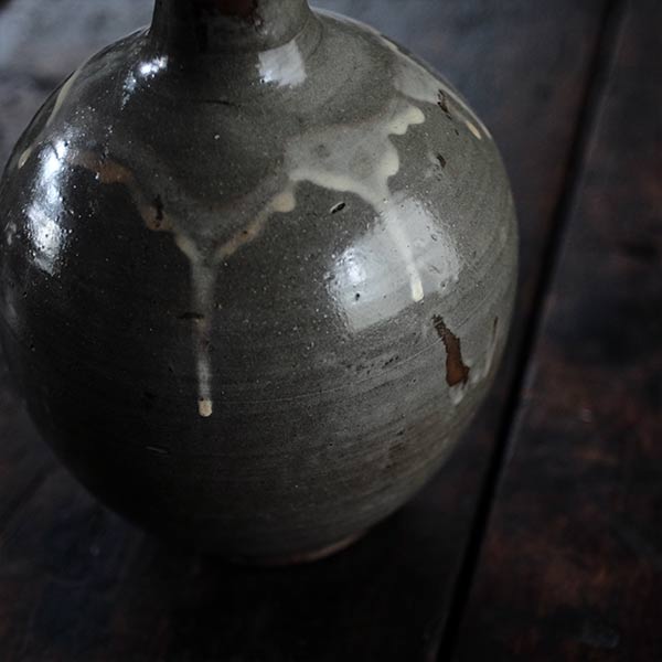 Karatsu Kuromuta Kiln Flowing Sake Bottle